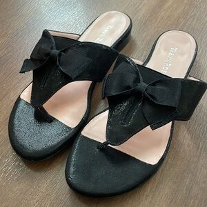 Taryn Rose, women’s Izze Bow Thong Sandal, Black, size 8M